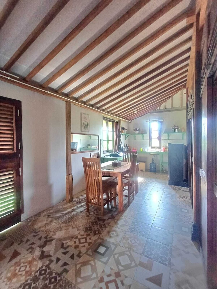 Breeze and Blossom Cottage Maguwo