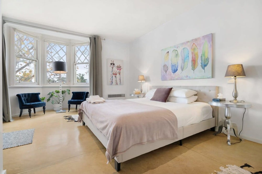 Spacious St Kilda Escape - Parking and City Views - Image 3