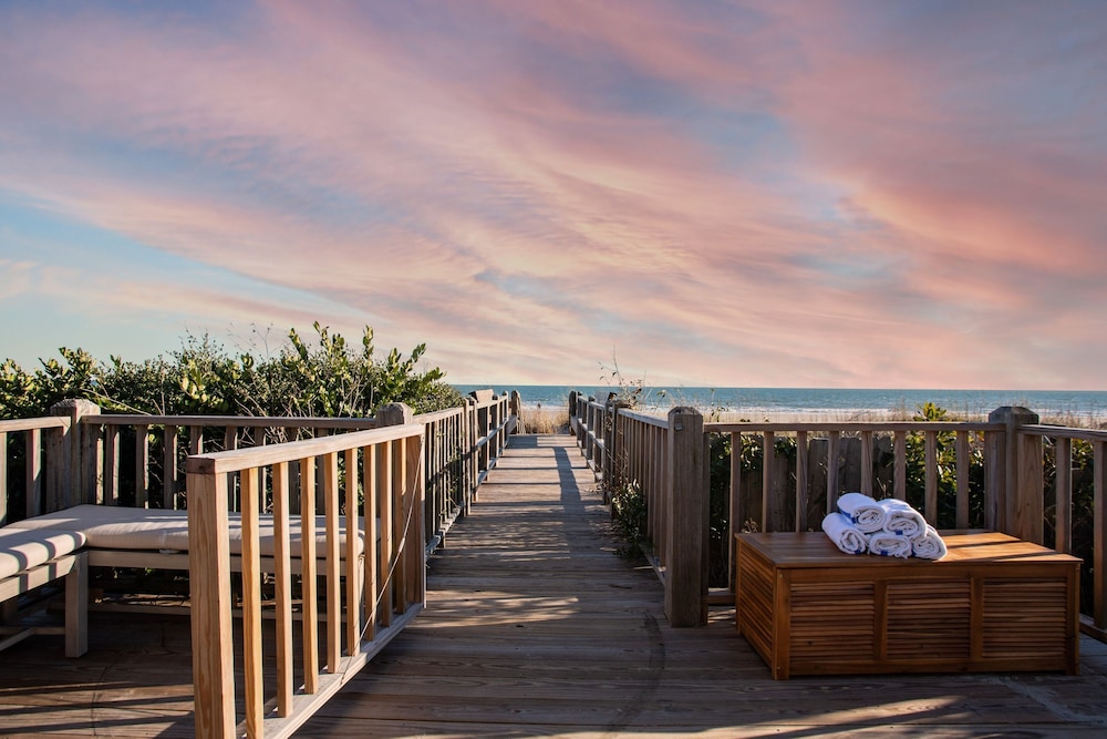 Lighthouse by Avantstay Beachfront View Home w Pool Table Ping Pong