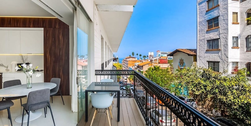 Stylish King-bed Unit - Pool - Ocean View - Gym