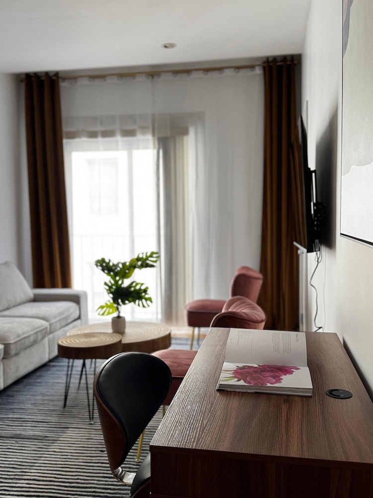 Spacious Brand new Fully Furnished 2-bedroom in Prime Murray Hill Move-in Ready