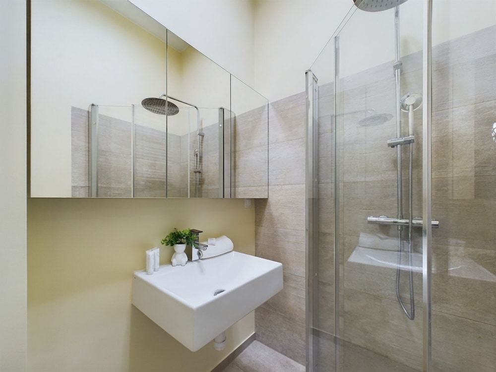 Bright Studio on Wilcza by Renters view 3