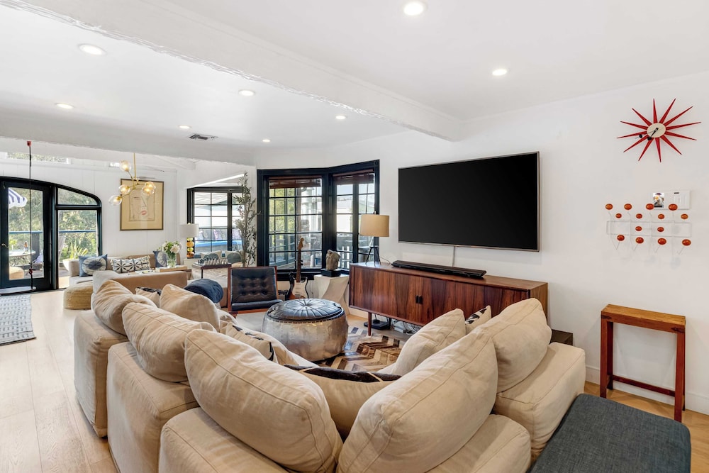 Chic LA Hideaway w/ Soaking Tub, Firepit Lounge & Tranquil Backyard
