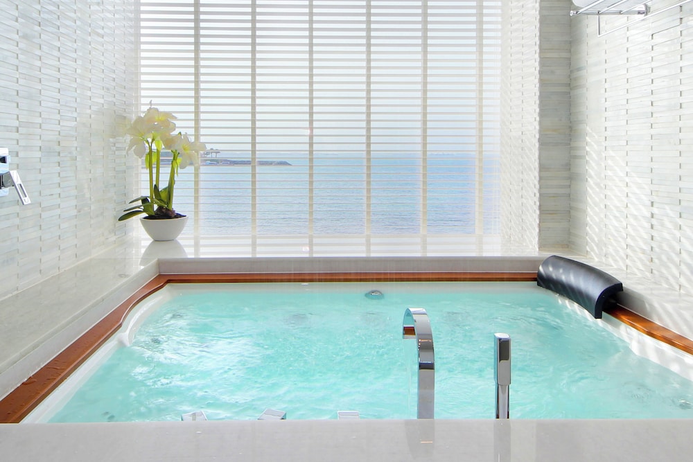 Luxury Overwater Paradise - Nurai Island