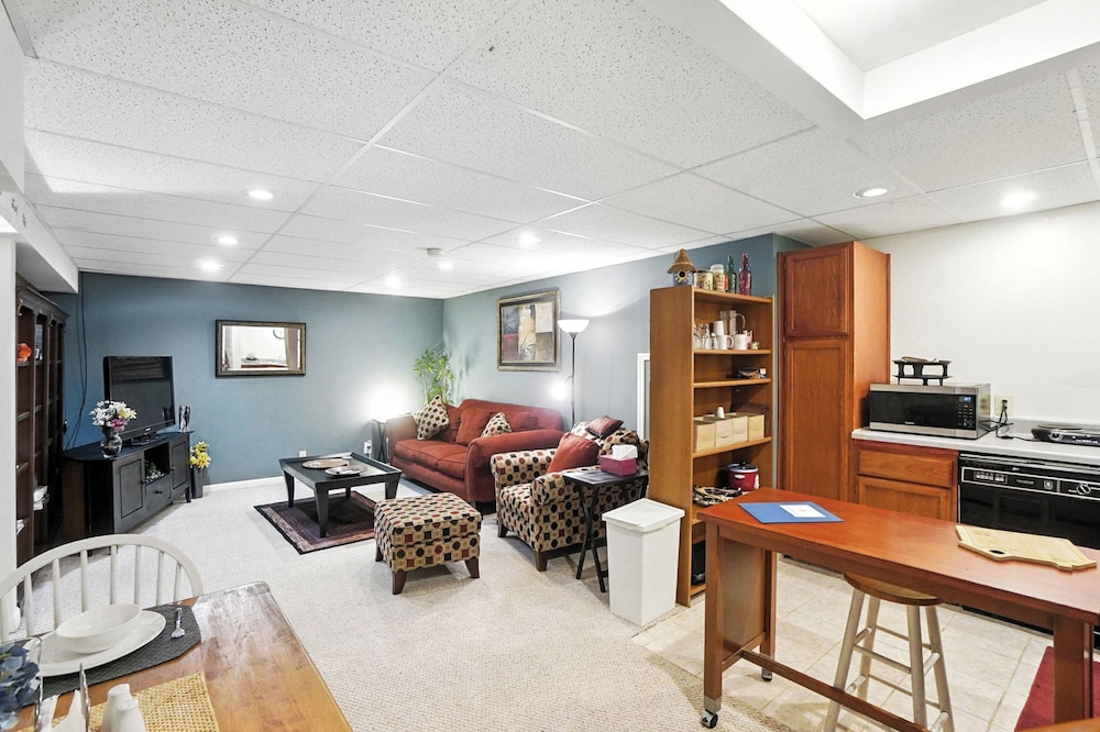 10 Mi to Dtwn: Cozy Couple's Getaway in Cincinnati