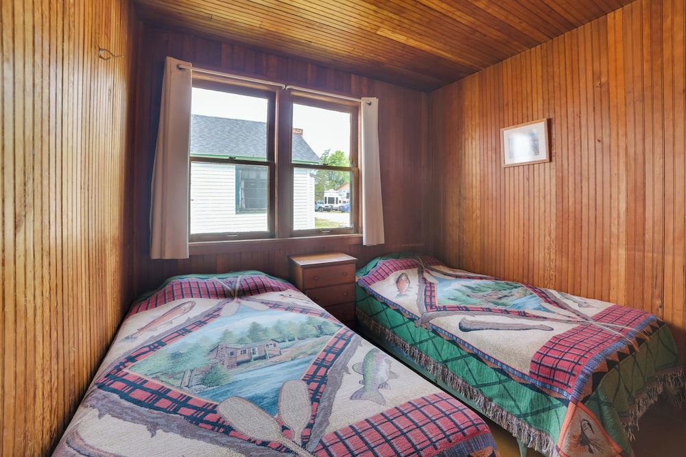 Beach & Dock Access: Upper Peninsula Cabin Retreat