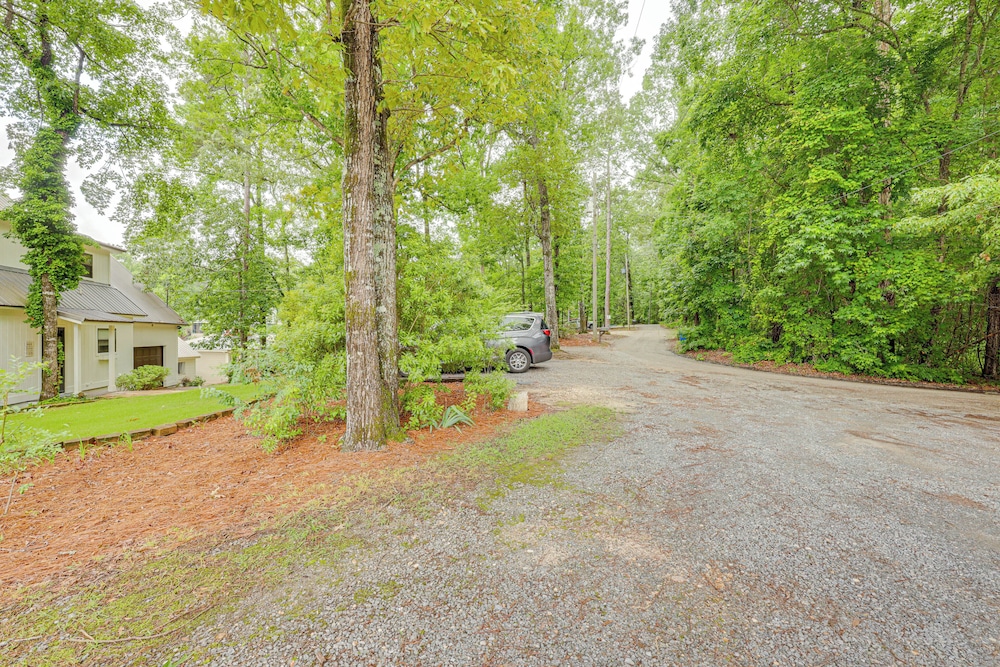 Waterfront Gem on Lake Martin w/ Kayaks & Dock!