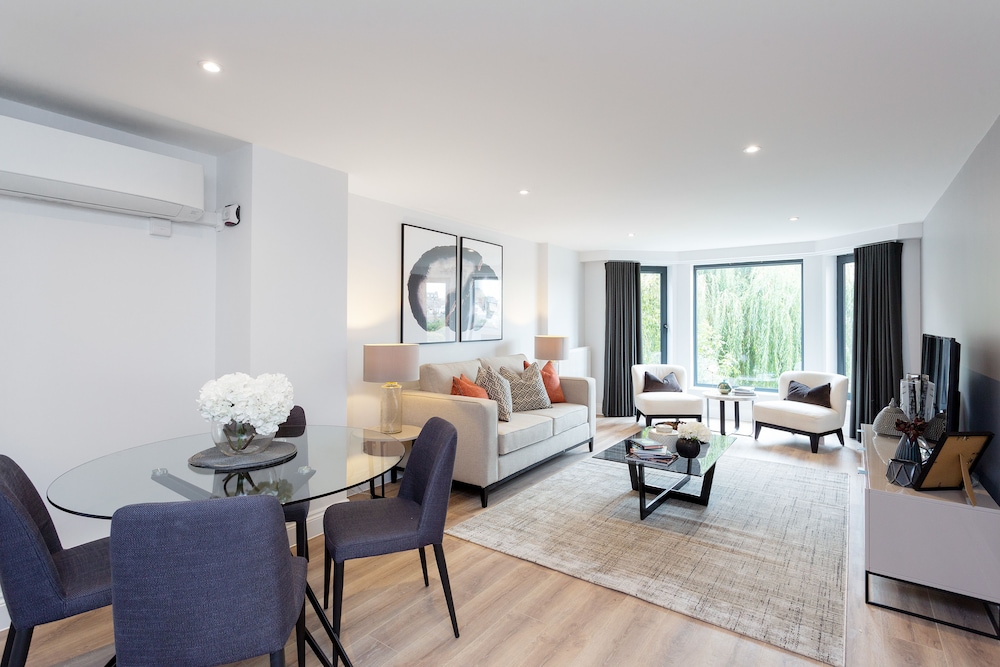 The Carlyle - Elegant Serviced Apartments