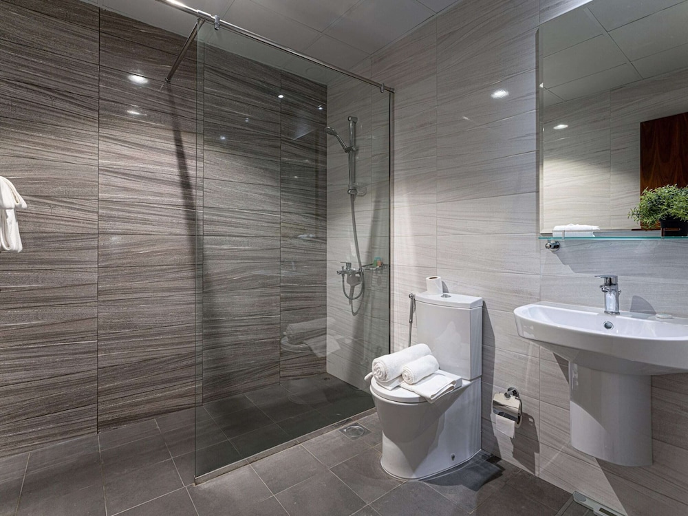 Luxe Apartments Near Dubai Mall, Burj Khalifa - Pool, Gym, & Parking