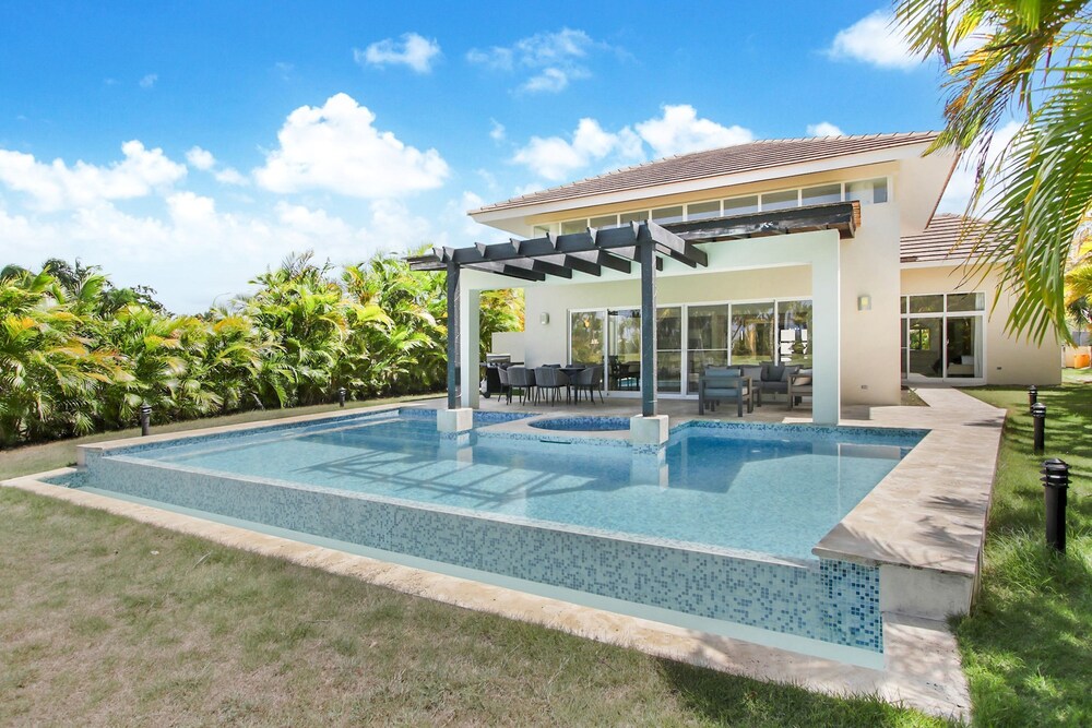 Luxury Golf Villa in Bavaro Cocotal Palma Real Pool Jacuzzi Staff