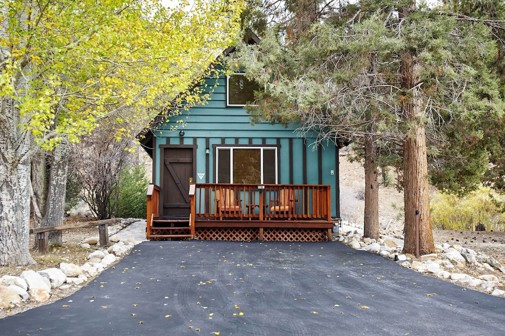 Hot Tub & Deck: Big Bear City Cabin Near Skiing view 2