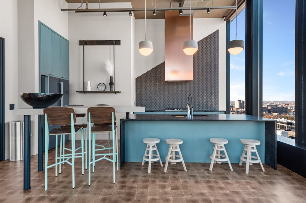 West Loop Getaway Balcony Dining Steps Quiet