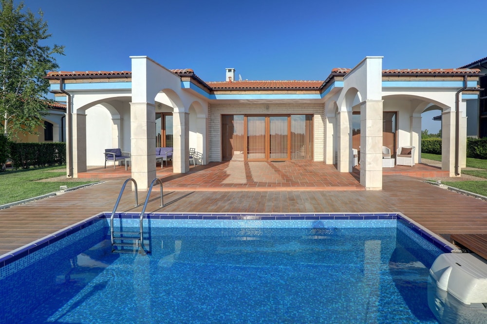 Lighthouse Luxe Estate Apart & Villas