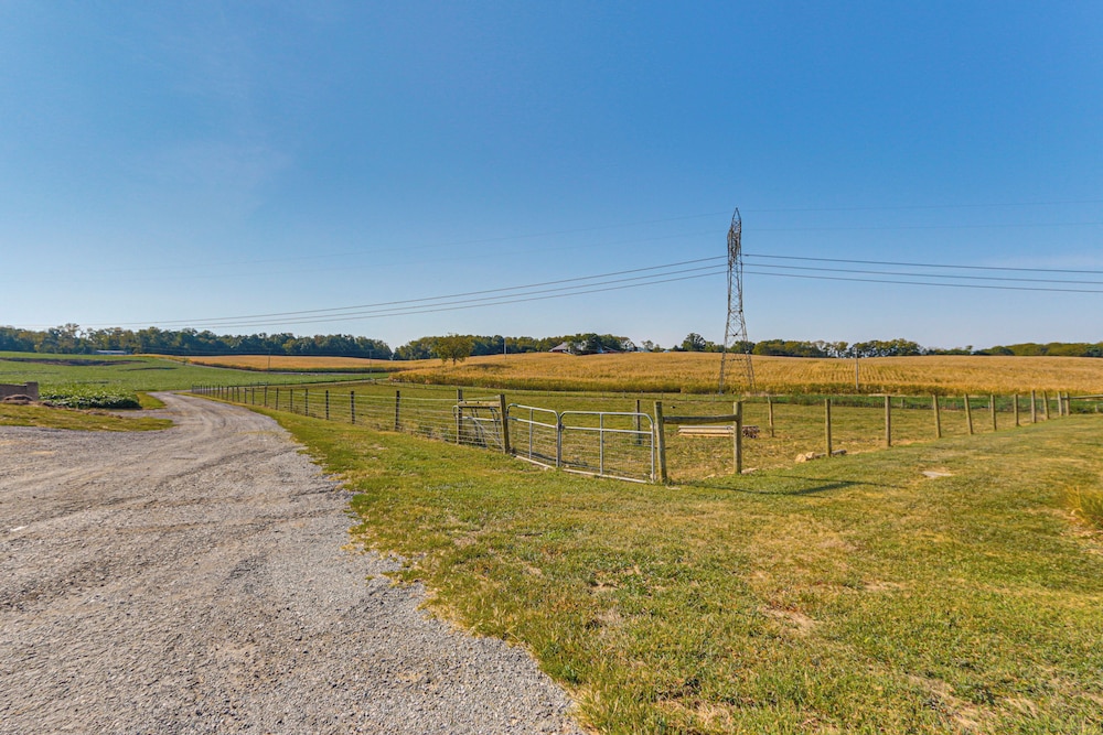 5,000 Sq Ft Antebellum Farmhouse 3 Mi to Antietam!