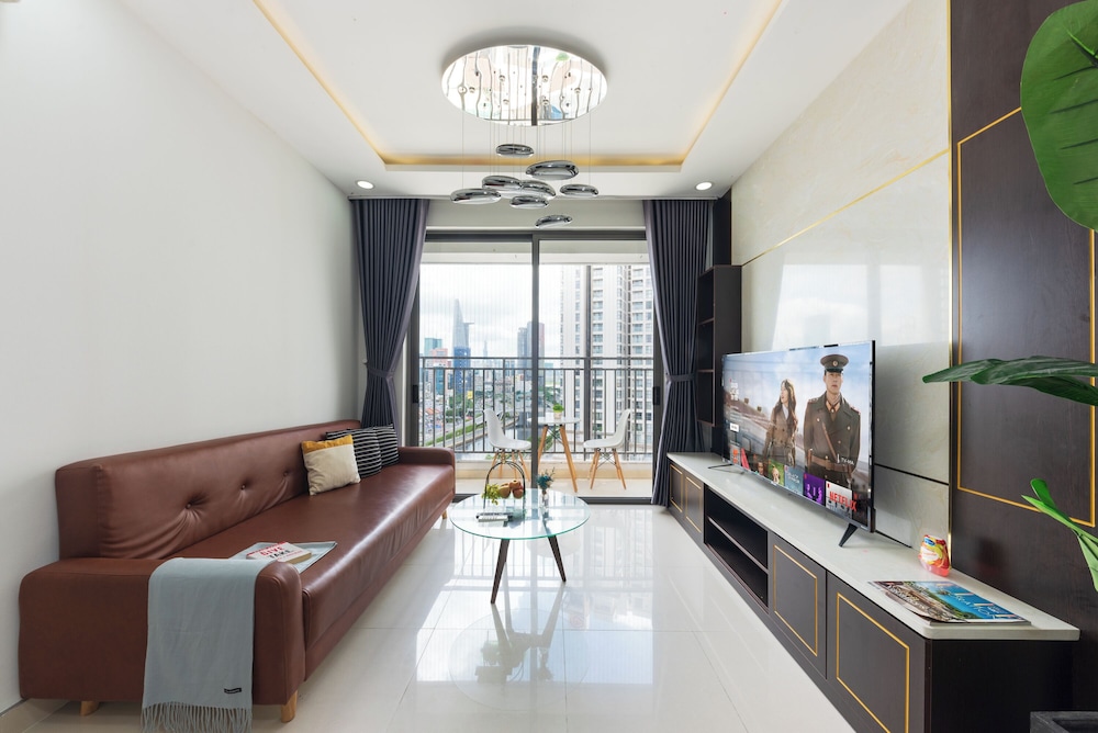 RIVERGATE apartment infinity pool & Gym