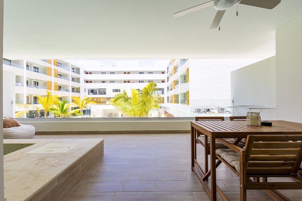 Chic 2BR Stay w Terrace Picuzzi 5 Min to Beach