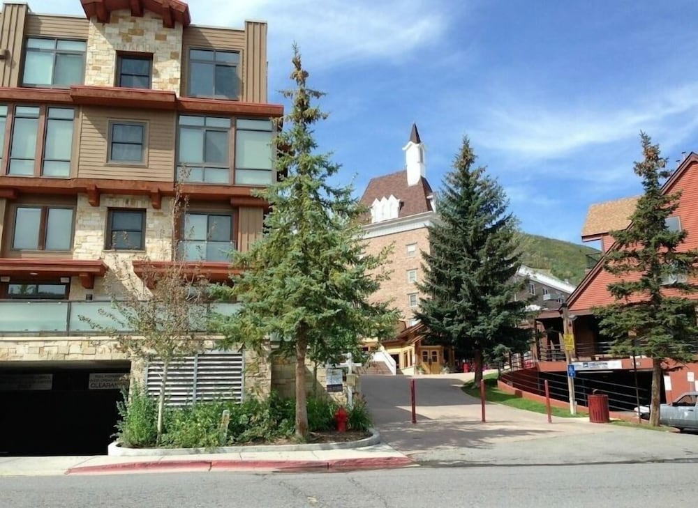 2BR Resort Plaza 5022 Slope-Side Park City Condo, Ideal for Families & Couples