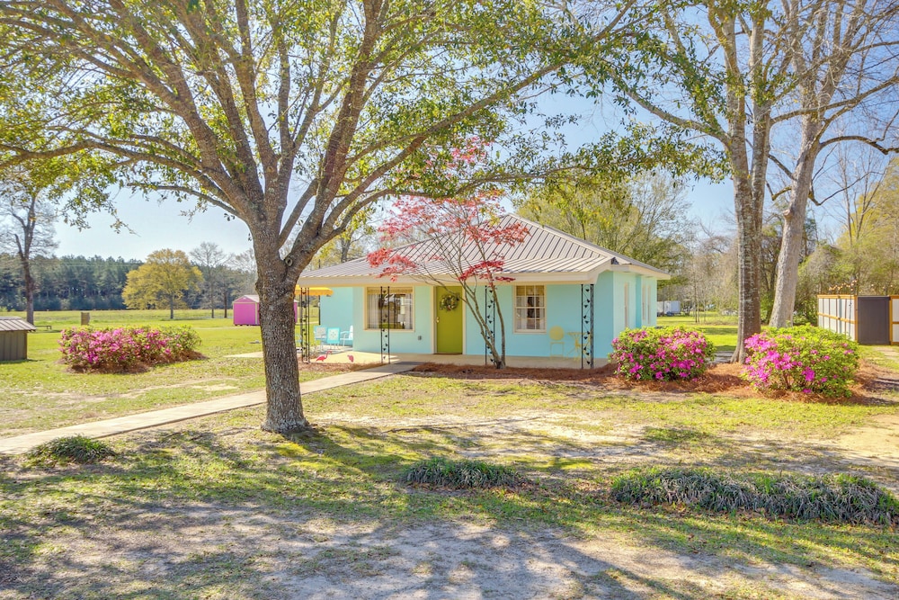Colorful & Retro Perkinston Cottage w/ Yard!