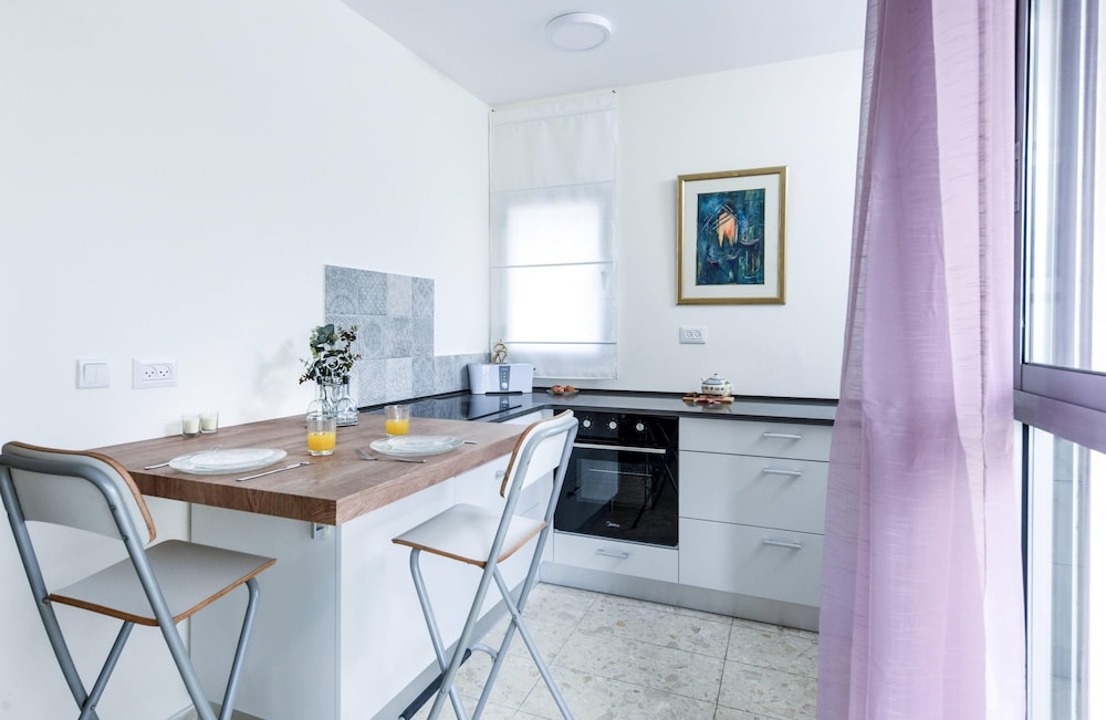 Apt with Balcony In the Heart of TLV view 4