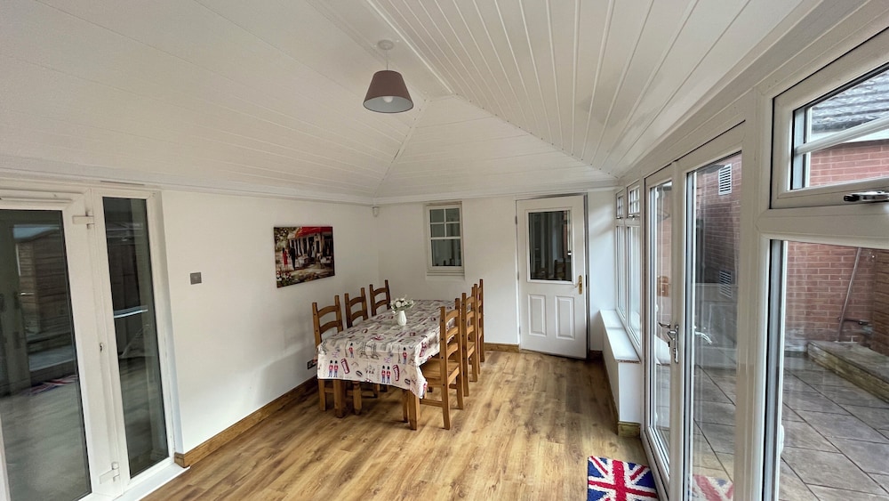 Stylish house for contractors + family, NEC, HS2 view 4