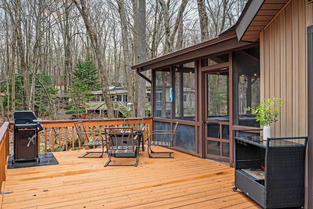 Atlas Point Lodge Sauna, Fireplaces, Kayaks, Lakes + Pet-friendly Yard