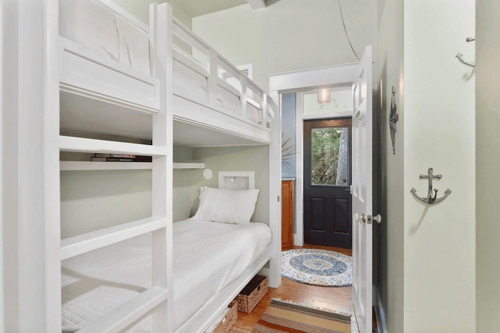 30A Grayt'n Greatful by Avantstay Charming Home+cottage, Walk to Western Lake