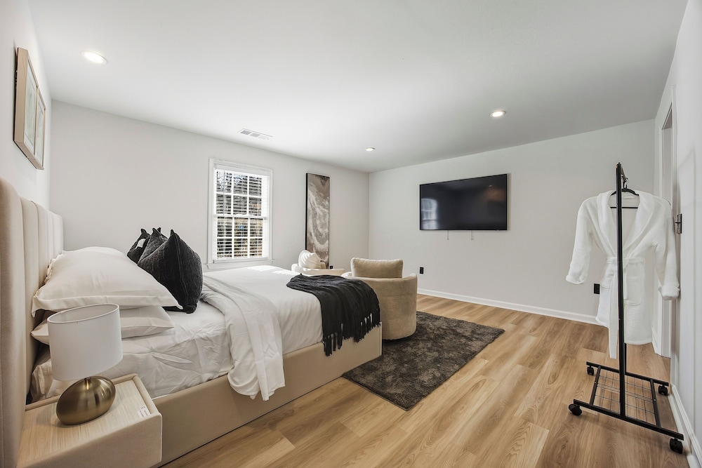 Modern Newly Renovated 3-bedroom in Historic West End