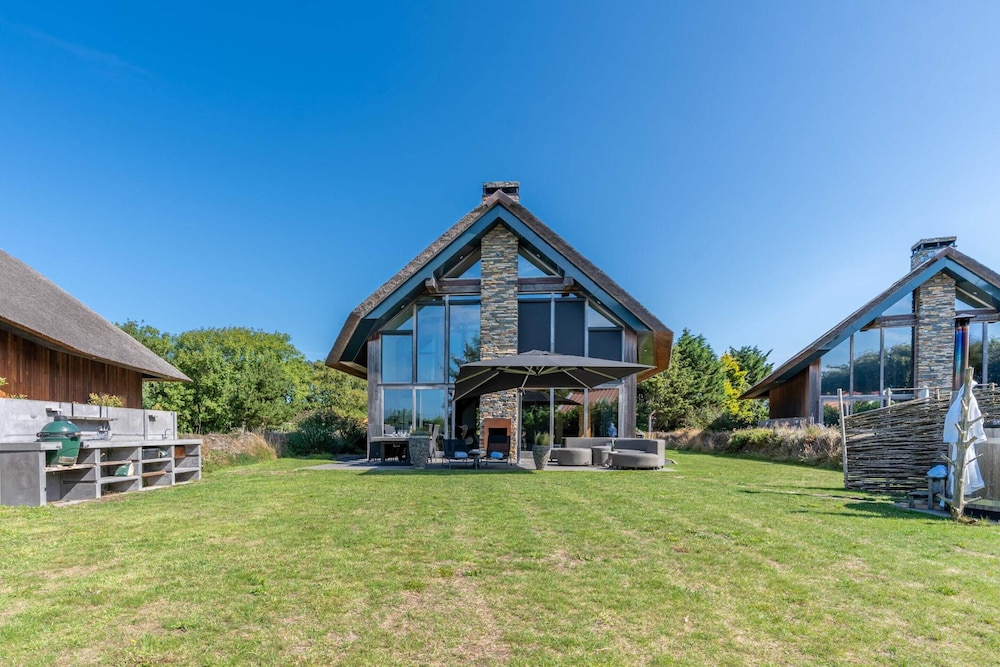 Stylish Overnight Stay With a hot tub and Atmospheric Fireplace