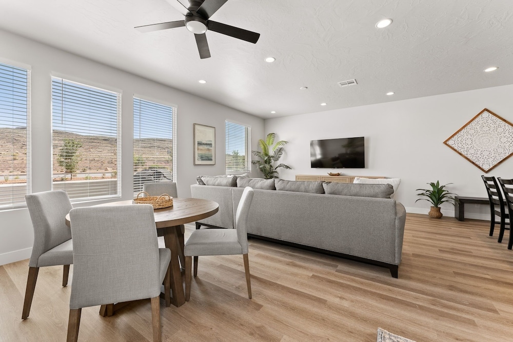 Red Desert Oasis 5 Bedroom Home