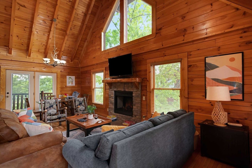 Resort Cabin w/ Hot Tub, Pool Table, Deck Views Summit View Way by Avantstay