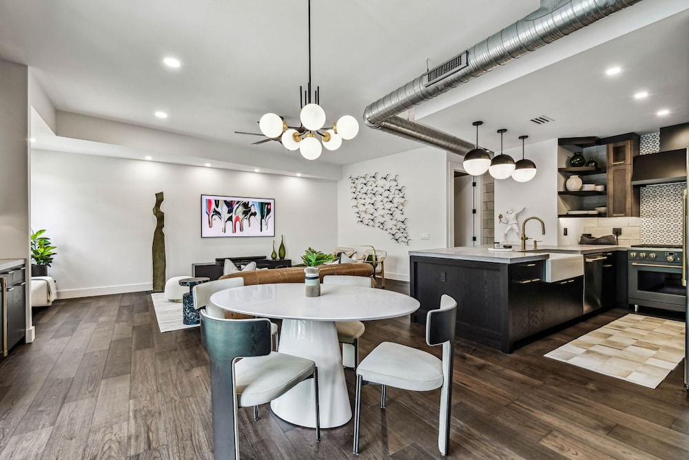 NEW The Strata Barn - Luxury Hyde Park Townhome