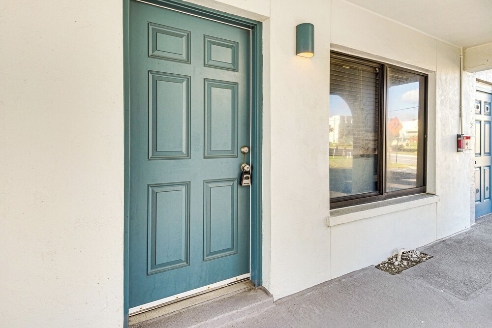 Swim & Relax: Daytona Beach Condo w/ Ocean Access!