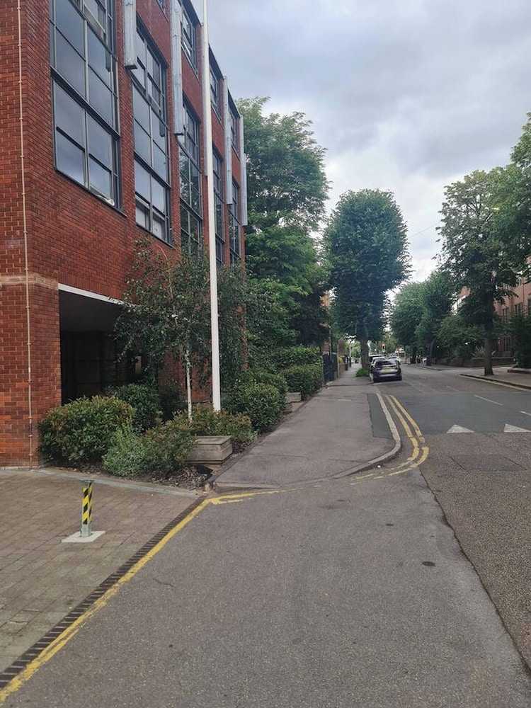 2 Beds Flat Centrally Located 2 Mins From Station