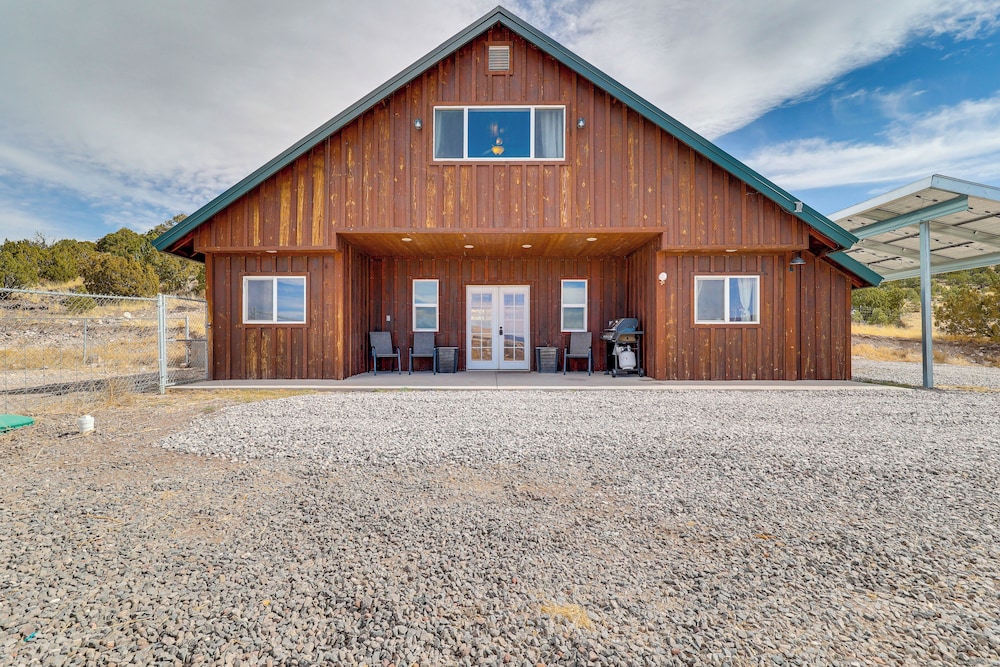 3 Mi to Trails: Secluded Eagar Cabin w/ Mtn Views!