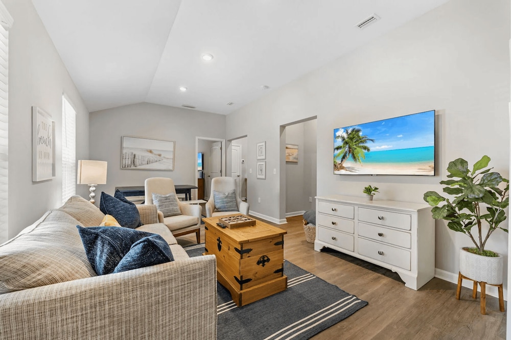 Ocean Oasis by Avantstay Block to Beach West PCB Pet-friendly
