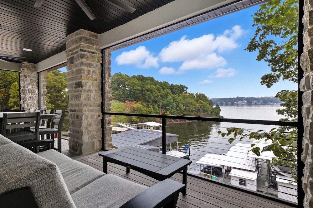 Huge Private Dock w/ 2 Slips + 2pwc, Beautiful Views, Lakeside Hot Tub, Pool & Pickleball