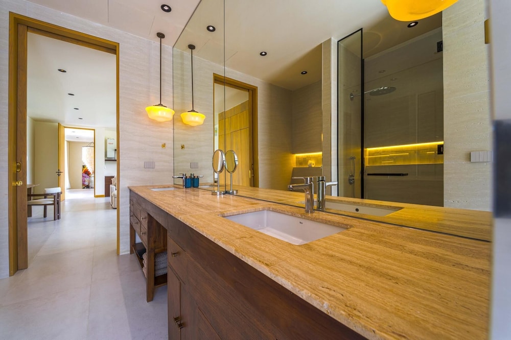Ultra-Modern 6-Bedroom in GolfCourse PH6
