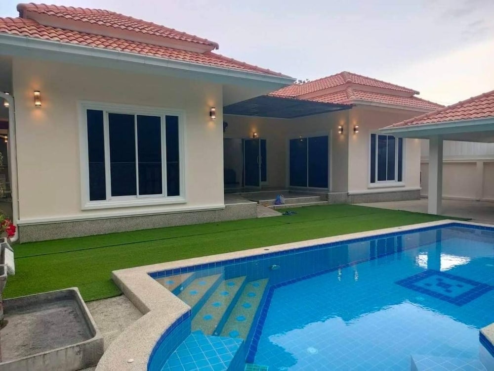 The Natphop Pool Villa Meeting Pool Villa