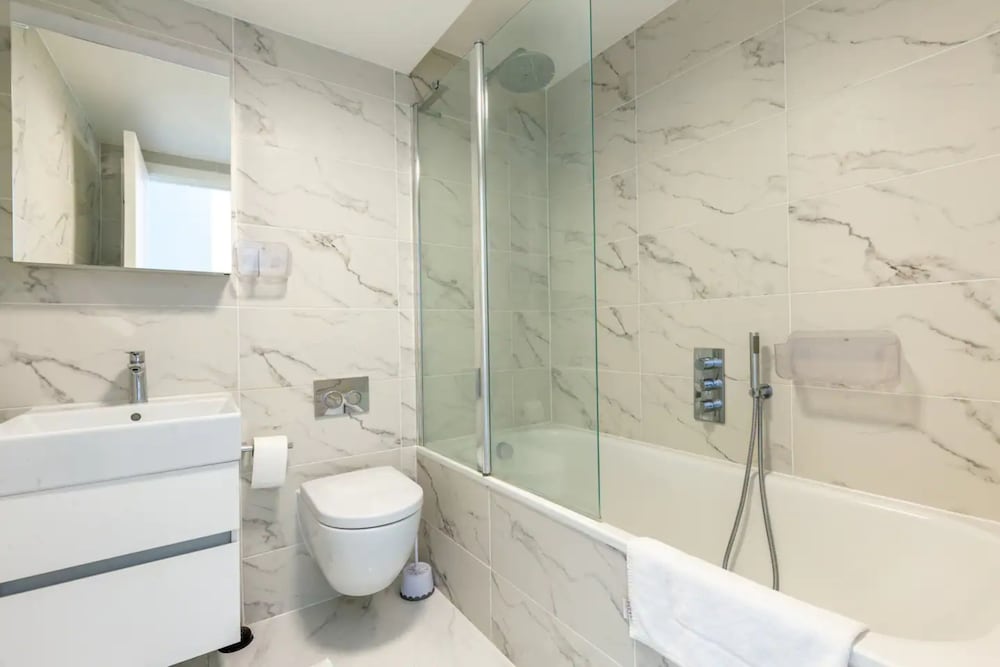 Contemporary 2 Bedroom in West London