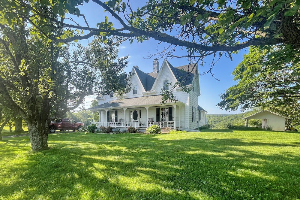 Near Blue Ridge Parkway: Galax Home w/ Mtn Views!