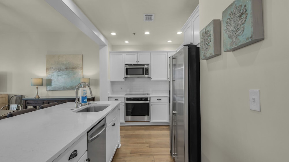 Coastal 3BR Condo With Pool & Shuttle : Snowbird Friendly!