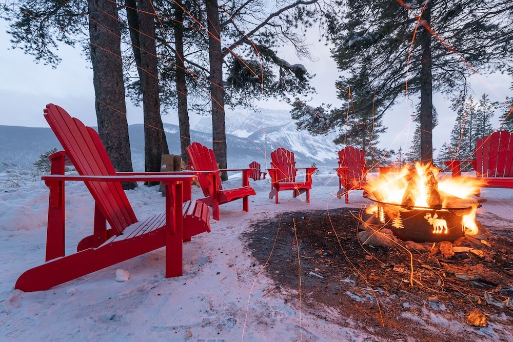 Storm Mountain Lodge Cabins & Dining
