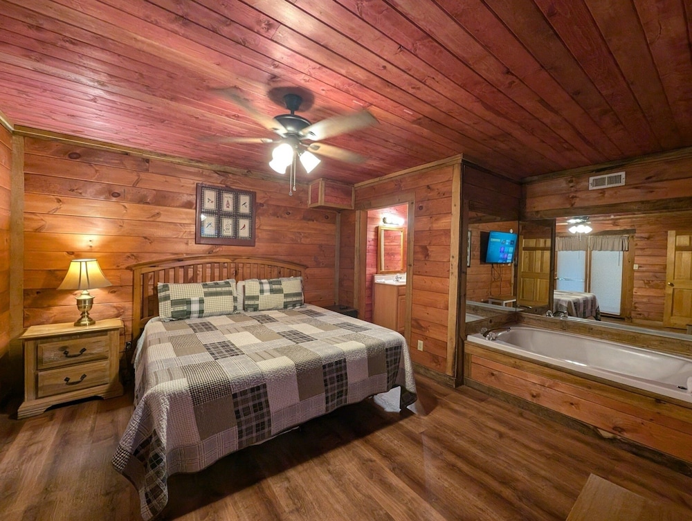 ER23 - Smoky Memories Great Location - Close To Town! 3 Bedroom Cabin by RedAwning view 3