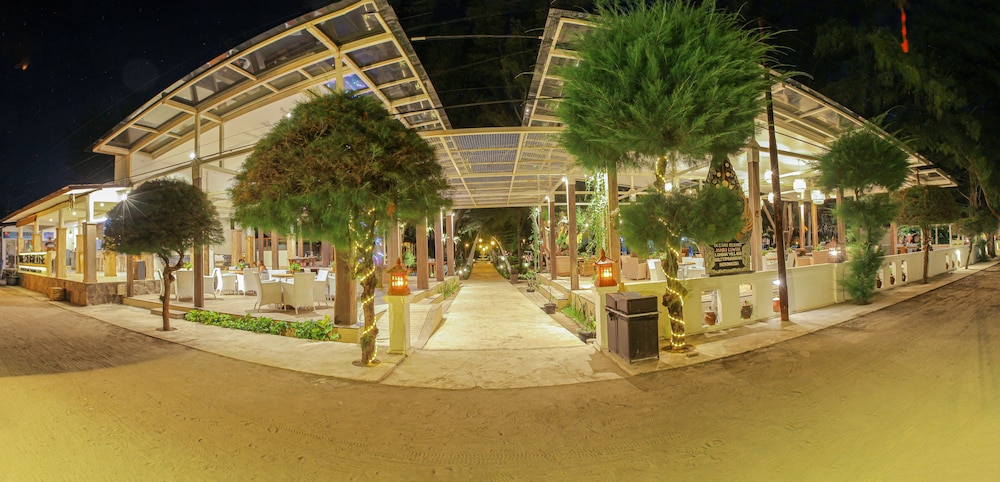 Jambuluwuk Oceano Resort Gili Trawangan