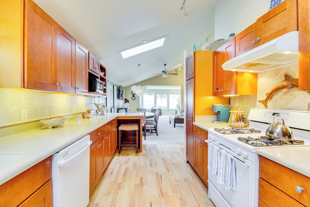 1/4 Mi to Beach: Family Home w/ Spacious Deck!