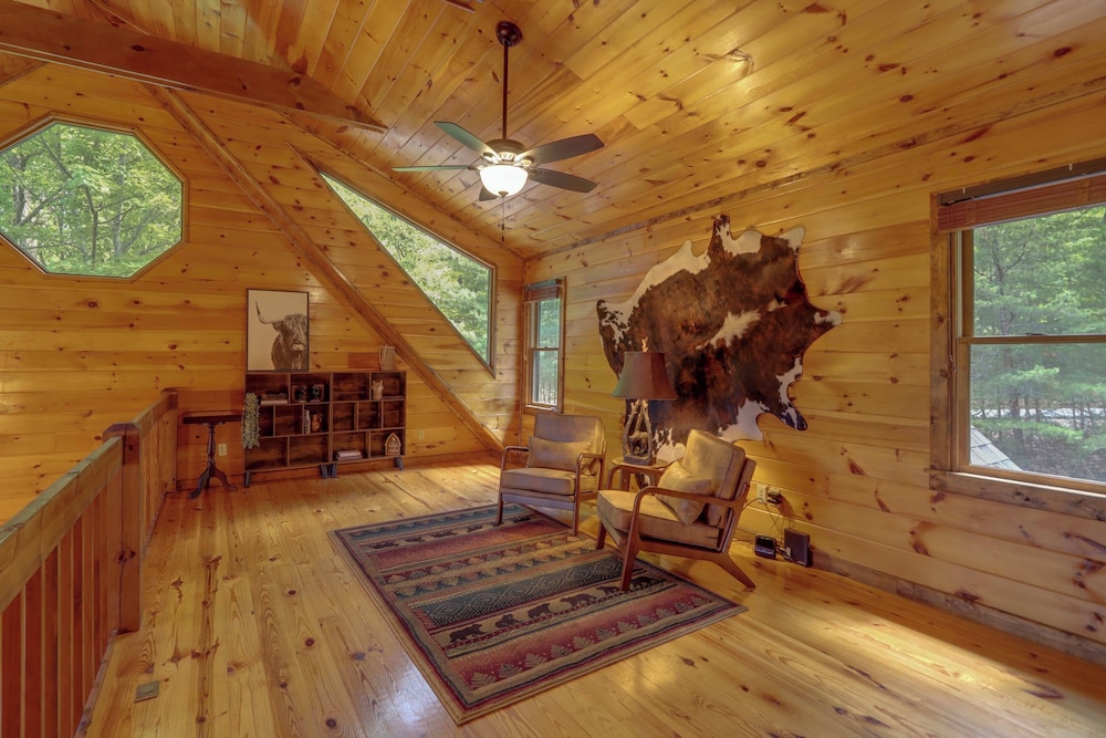 Family Friendly: Hot Tub Haven in Mineral Bluff!