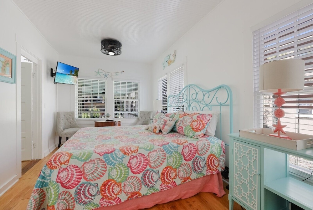 Marmalade Mermaid 3 Bedroom Home by RedAwning