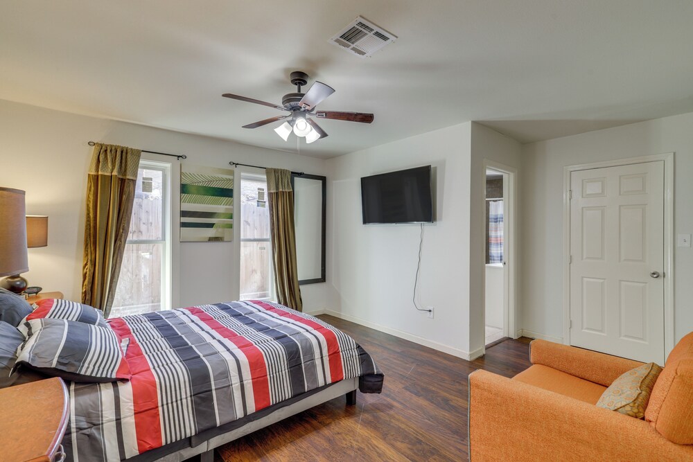 Pool Table & Patio w/ Bar: Spacious Houston Gem!