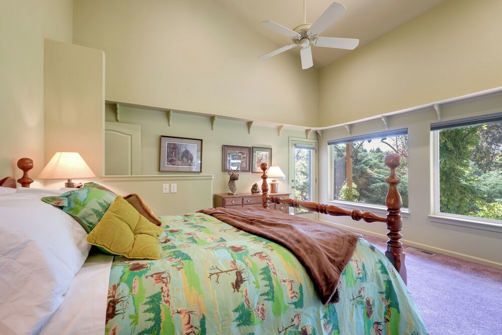 Prime Mckenzie River Gem: Sunroom + Views!