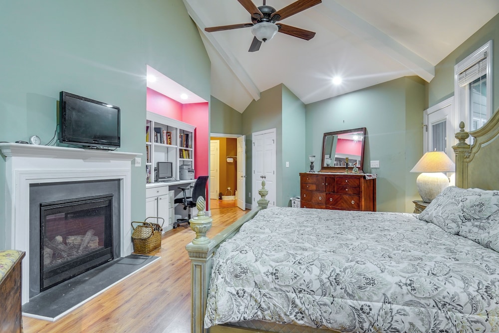 Spacious Lakefront Apt w/ Deck in Fayetteville!